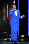 黄晓明穿深蓝西装显绅士 一改片中“土鳖”形象