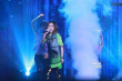 许艺娜高唱一曲点燃现场气氛 歌声高亢婉转动人