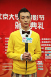 “優(yōu)才計劃”選手李劍飛 著格子褲黃上衣秀青春