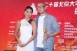 管虎获大影节最佳导演 后台携妻子梁静开心受访