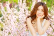 柳巖初夏花海寫真笑容甜美 鏤空白裙小露事業(yè)線