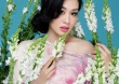 鐘麗緹縱身花海大笑迷人 身穿低胸連衣褲露香肩