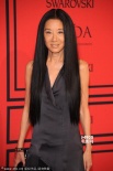 可兒助陣時(shí)裝設(shè)計(jì)師協(xié)會(huì)獎(jiǎng) 王薇薇穿深V秀長(zhǎng)腿