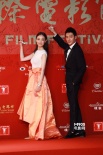 冯绍峰携倪妮甜蜜秀恩爱 倪妮小鸟依人频现娇羞