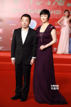 贾樟柯戛纳后首现红毯 携妻赵涛默契深色装亮相