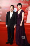 贾樟柯戛纳后首现红毯 携妻赵涛默契深色装亮相