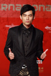 周杰伦黑色配金黄玩转中国风礼服 尽显导演范儿