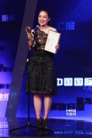 传媒大奖最佳女主角揭晓 沈傲君镂空长裙登场