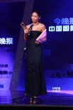 梁靜喜獲最佳女配角獎 藍色抹胸長裙展曼妙身姿