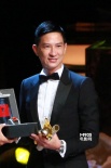 张家辉喜凭《激战》获最佳男演员 余男为其颁奖