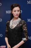 李嘉欣黑色蕾丝镂空裙现身 举手投足显高贵典雅