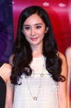 楊冪、郭采潔爭(zhēng)艷首映式紅毯 粉絲狂熱險(xiǎn)釀騷亂