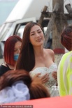 王李丹妮片场自摸胸部 频提低胸装hold丰满上围