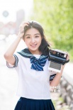 張含韻清純?cè)煨团碾s志封面 再穿可愛(ài)校服致青春