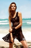 超模安娜拍摄海滩泳装大片 长腿细腰健美感十足