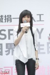 周慧敏追随粉丝做公益 改行当起“无国界医生”