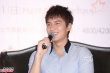 李敏镐穿衬衫帅气亮相台湾 憨笑吐舌卖萌无限