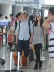 倪妮、冯绍峰齐戴“大明猩”帽 十指紧扣秀甜蜜