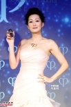 孟广美穿抹胸婚纱露性感双胸 称已走出小三阴霾