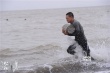 《激战》曝海边训练照 张家辉：唤起大家做运动