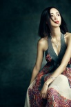 張歆藝登雜志封面 秀美背露事業(yè)線綻放性感之美