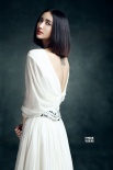 張歆藝登雜志封面 秀美背露事業(yè)線綻放性感之美