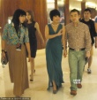 许茹芸穿蓝色裙女神范足 与男友十指紧扣秀恩爱