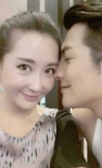 嚴屹寬杜若溪登記結(jié)婚曬國外甜蜜照 相擁顯恩愛