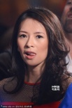 章子怡橘色裙裝嬌俏亮相 對鏡吐舌賣萌謀殺菲林