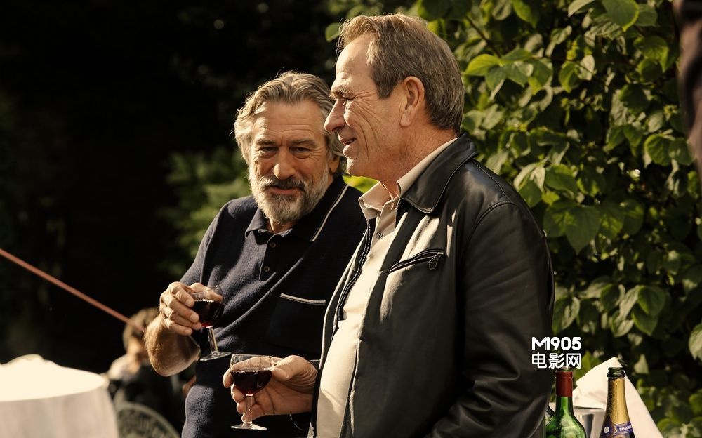 《黑帮家族》曝海量剧照 德尼罗携家眷法国保命