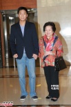 霍震霆、朱玲玲開心抱孫子 寶寶長(zhǎng)得像“晶剛”