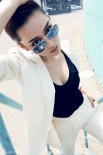 张馨予扮“男人婆” 白色西装妩媚干练另类性感