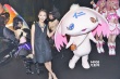 周冬雨赴約村上隆 完美演繹甜美版“六心公主”