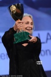 82歲老戲骨伊蓮娜·寇塔獲最佳女主 興奮吻獎杯