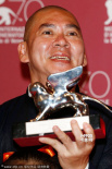 華語(yǔ)片《郊游》奪評(píng)委會(huì)大獎(jiǎng) 導(dǎo)演蔡明亮吻獎(jiǎng)杯