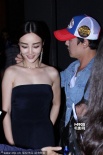 李小璐黑裙裹身秀性感显冷艳 与助理热聊避镜头