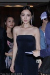 李小璐黑裙裹身秀性感显冷艳 与助理热聊避镜头