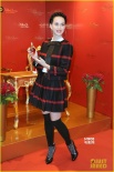 水果姐凯蒂·派瑞巴变制服甜姐 与自己蜡像比俏