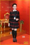 水果姐凯蒂·派瑞巴变制服甜姐 与自己蜡像比俏