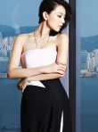 高圓圓身穿優(yōu)雅白裙 露肩抹胸設(shè)計曲線若隱若現(xiàn)