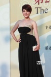 演員顏丙燕亮相金雞獎紅毯 低胸禮服秀豐滿上圍