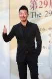 車(chē)永莉優(yōu)雅亮相金雞紅毯 演員吳樾微笑豎大拇指