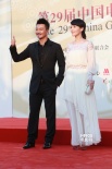 車永莉優(yōu)雅亮相金雞紅毯 演員吳樾微笑豎大拇指