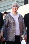 《團(tuán)圓》盧燕和藹慈祥登紅毯 朱唇銀發(fā)不服老