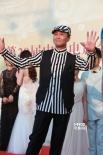 吳剛斑馬紋裝扮立體感極強 亮相紅毯大方頻招手