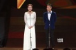 杨紫携马浴柯颁发最佳儿童片奖 闪烁白裙显气质
