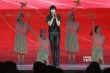 楊子珊現(xiàn)場(chǎng)演唱“紅日” 颯爽皮褲“致青春”