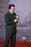 《倾城》获最佳原创剧本奖 黄宏握奖杯笑不拢嘴