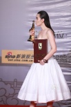 新科影后宋佳霸氣亮相后臺 與“金雞”親昵互動