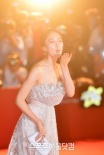 女星金敏贞半透长裙亮相红毯 酥胸半露不忘俏皮